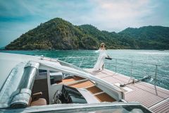 Phuket: viagem de um dia inteiro para as ilhas Phi Phi em um catamarã de luxo