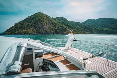 Phuket: Full-Day Phi Phi Islands Trip by Luxury Catamaran