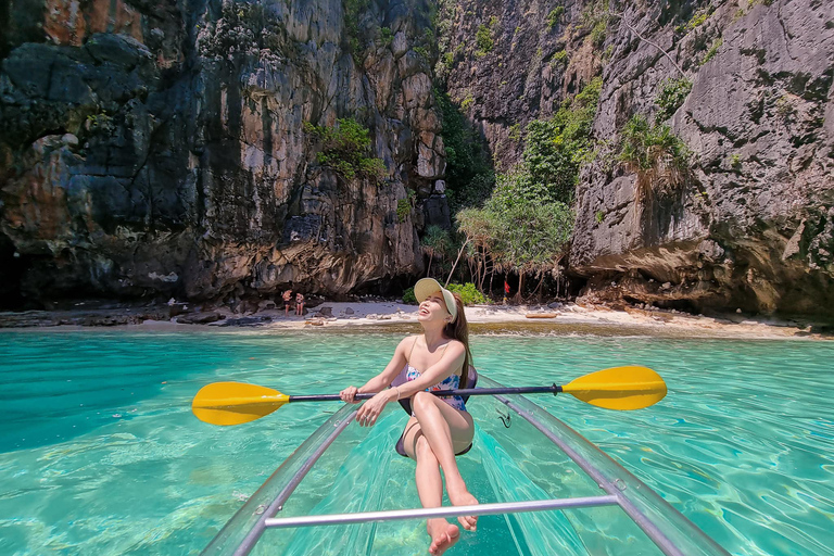 Phuket: Ganztägige Reise zu den Phi Phi Inseln mit einem LuxuskatamaranGruppentour