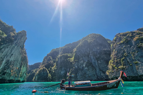 Phuket: viaje de día completo a las islas Phi Phi en catamarán de lujoTour en grupo