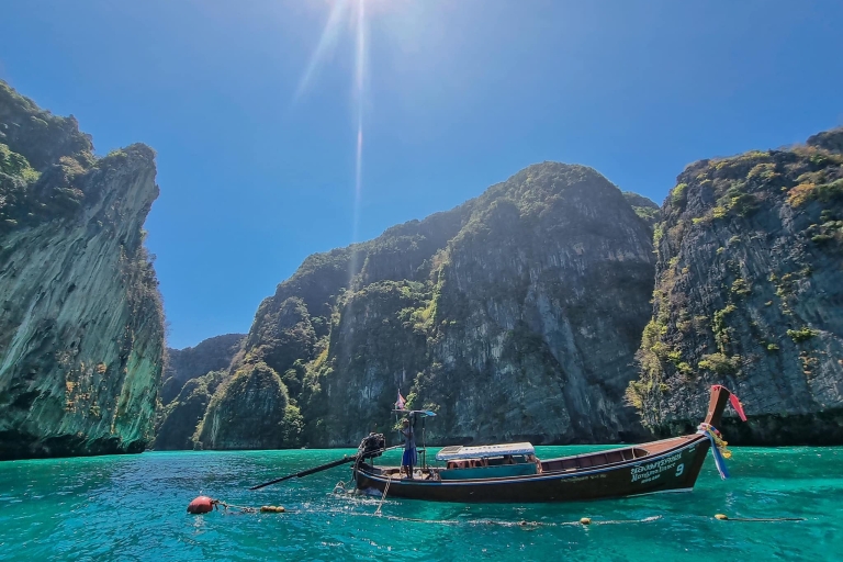 Phuket: Ganztägige Reise zu den Phi Phi Inseln mit einem LuxuskatamaranGruppentour