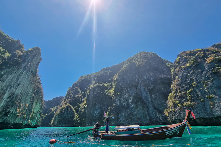 Phuket: Ganztägige Reise zu den Phi Phi Inseln mit einem LuxuskatamaranGruppentour