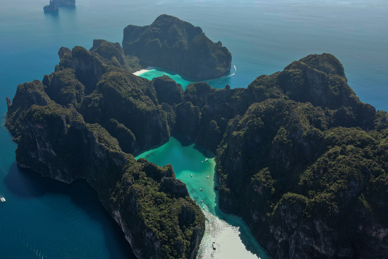 Phuket: Ganztägige Reise zu den Phi Phi Inseln mit einem LuxuskatamaranGruppentour