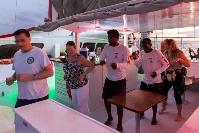 Simpson Bay: Sunset Cruise with Open Bar and Snacks