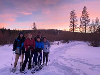 Lake Tahoe: Schneeschuhwanderung bei Sonnenuntergang mit heißen Getränken und Snacks Lake Tahoe: Schneeschuhwanderung bei Sonnenuntergang mit heißen Getränken und Snacks