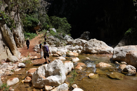 Wandern + Schwimmen an den Apoala Wasserfällen