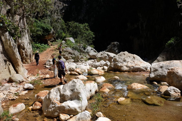 Caminhada e banho nas cachoeiras de Apoala