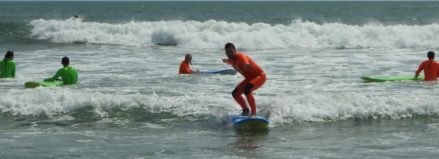 Lisbonne : Leçon de surf en groupe de 2 heures à Carcavelos