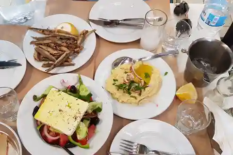 アテネ：隠れたスポットで伝統的なギリシャ料理を味わうツアー