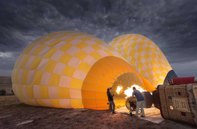 Capadócia: voo de balão de ar quente ao nascer do sol