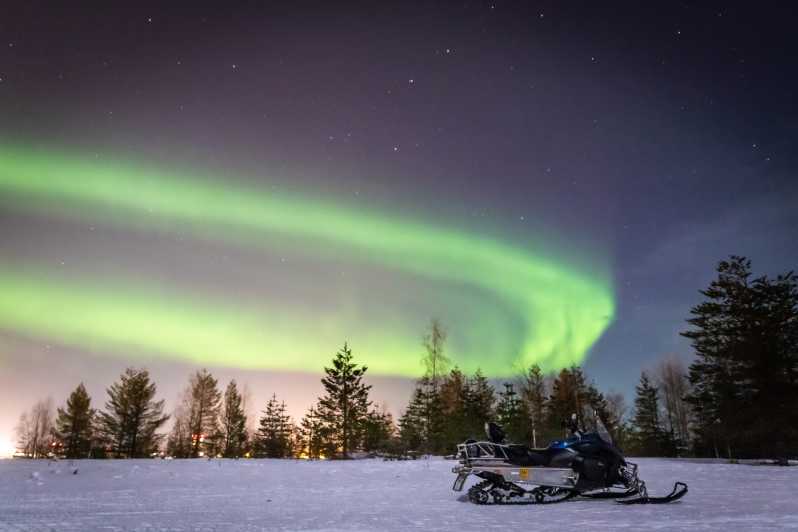 Levi: viaggio di caccia all'aurora boreale in motoslitta con falò
