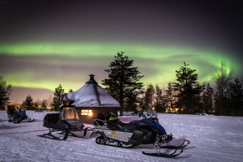 Levi: viaje de caza de la aurora boreal en moto de nieve con fogata