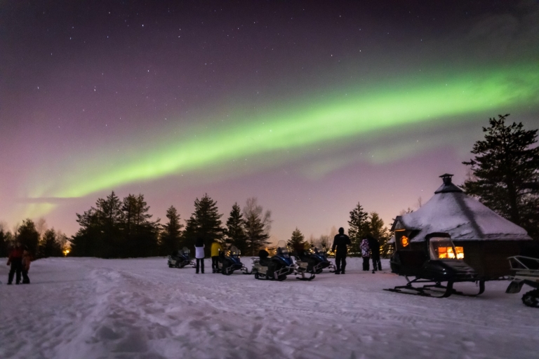 Levi: viaje de caza de la aurora boreal en moto de nieve con fogata