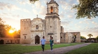 San Antonio, Small Group Tour w/ Alamo, Tower & River Cruise - Hizvo