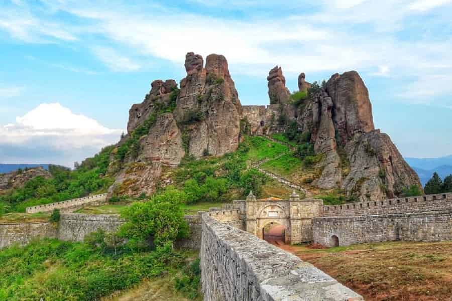Tagestour zu den Felsen und zur Festung von Belogradtschik. Foto: GetYourGuide Tagestour zu den Felsen und zur Festung von Belogradtschik. Foto: GetYourGuide