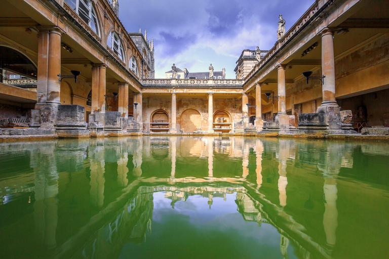 London: Windsor Castle, Stonehenge & Bath Full-Day Tour Tour with Roman Baths in Spanish