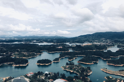 Depuis Medellin : Visite privée de Guatape et du rocher El Penol