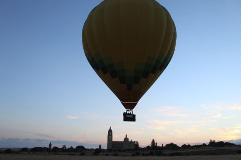 De Madrid: montgolfière P14 au-dessus de Ségovie avec transfert