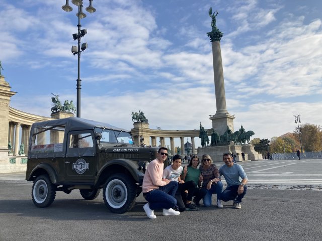 Budapest: Private City Tour with Russian Jeep
