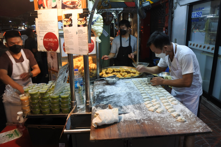 Bangkok: przewodnik Michelin Street Food Tour przez Tuk TukWycieczka grupowa z miejscem spotkania