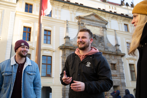 Praga: Tour a piedi dei luoghi del castello e dei punti salienti per piccoli gruppiPraga: tour a piedi dei giardini del castello e dei punti salienti con il tram