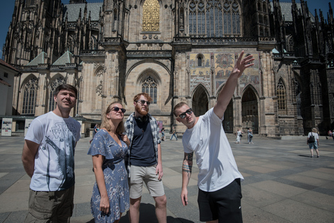 Praga: Recorrido a pie por el recinto del castillo y lo más destacado con tranvía