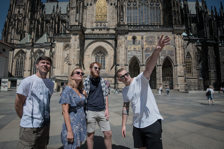 Praga: Tour a piedi dei luoghi del castello e dei punti salienti per piccoli gruppiPraga: tour a piedi dei giardini del castello e dei punti salienti con il tram