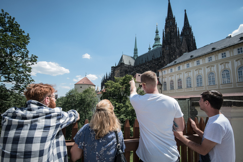 Praga: Tour a piedi dei luoghi del castello e dei punti salienti per piccoli gruppiPraga: tour a piedi dei giardini del castello e dei punti salienti con il tram