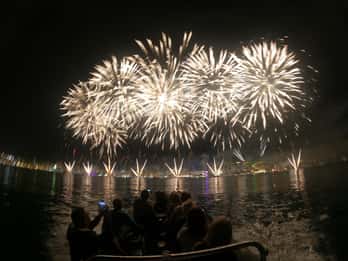 Cannes: Feuerwerk auf See