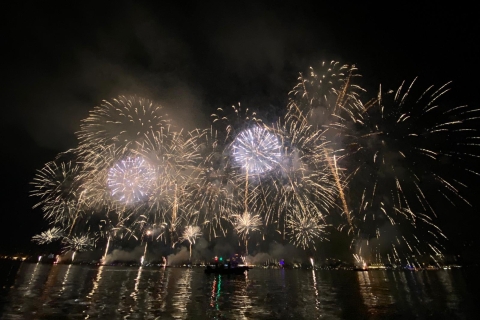 Cannes: Festival van pyrotechnische kunst Vuurwerk vanaf het water