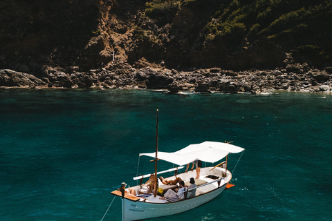Come and enjoy our sightseeing tour along the coast of Alcúdia: Mallorca