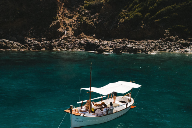 Come and enjoy our sightseeing tour along the coast of Alcúdia: Mallorca