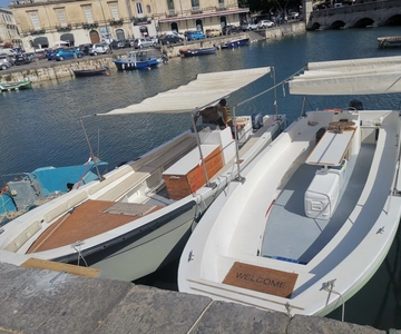 Siracusa: Ortigia Boat Tour+Marine Grotte +frutta + prosecco