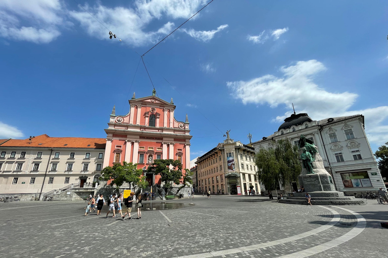 Från Zagreb: Ljubljana, Postojna-grottan och Predjama-slottetFrån Zagreb: Rundtur i Ljubljana, Postojna-grottan och Predjama-slottet