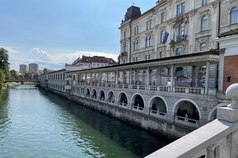 Från Zagreb: Ljubljana, Postojna-grottan och Predjama-slottetFrån Zagreb: Rundtur i Ljubljana, Postojna-grottan och Predjama-slottet