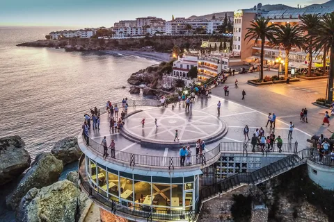 Fra Granada: Privat tur til Nerja, huler og Frigiliana