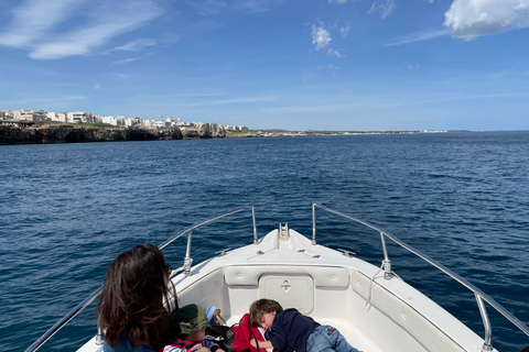 Polignano a Mare: Crucero en lancha rápida a las cuevas con aperitivoCrucero en grupo