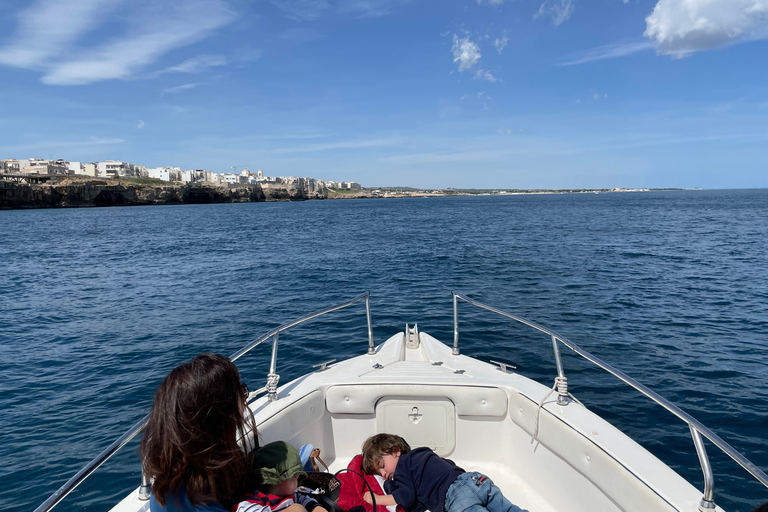 Polignano a Mare: Crucero en lancha rápida a las cuevas con aperitivoCrucero en grupo