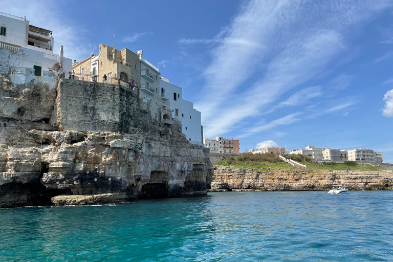 Polignano a Mare: Crucero en lancha rápida a las cuevas con aperitivoCrucero en grupo