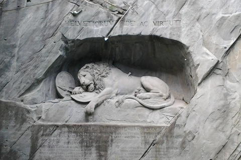 Luzern Discovery: Rondleiding in kleine groep & boottocht op het meer vanuit ZürichLuzern: Stadswandeling met een kleine groep en rondvaart over het meer vanuit Bazel