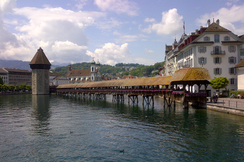 Kleingruppentour Luzern Stadt inkl. Seefahrt ab BaselVon Basel aus: Geführter Tagesausflug nach Luzern & Schifffahrt auf dem Vierwaldstättersee