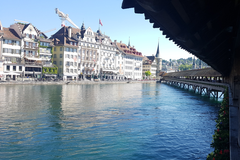 Kleingruppentour Luzern Stadt inkl. Seefahrt ab BaselVon Basel aus: Geführter Tagesausflug nach Luzern & Schifffahrt auf dem Vierwaldstättersee