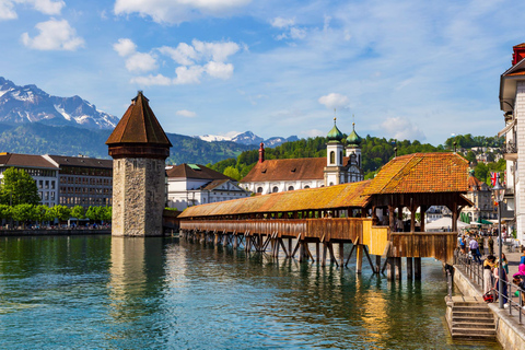 Kleingruppentour Luzern Stadt inkl. Seefahrt ab BaselVon Basel aus: Geführter Tagesausflug nach Luzern & Schifffahrt auf dem Vierwaldstättersee