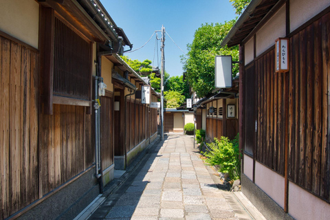 Kyoto: Gateway to Gion Walking Tour for First-Time Visitors