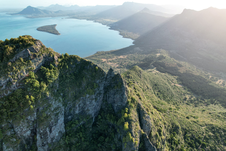 Mauricio: Excursión y Escalada Guiada al Amanecer en la Montaña Le MorneMauricio: Excursión y Escalada Guiada al Amanecer en Le Morne Brabant