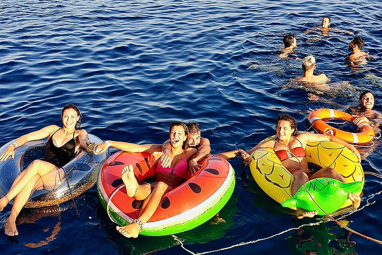 Mykonos : soirée en bateau au coucher du soleil avec bar ouvert et DJ en direct