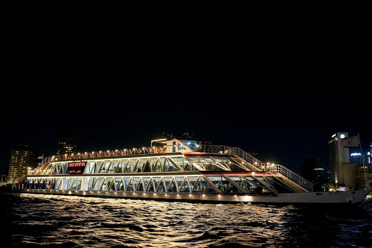 Kairo: Dinner-Bootsfahrt auf der Nile Royal Topaz am Abend mit Show