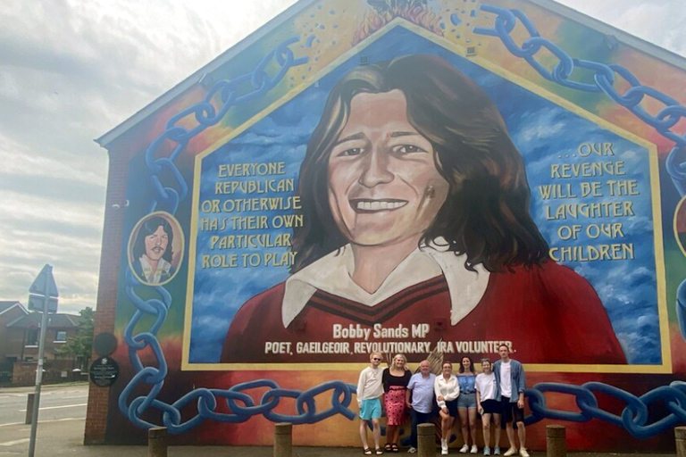 Belfast: Murals Taxi Tour Tour with City Center Pickup and Drop-Off