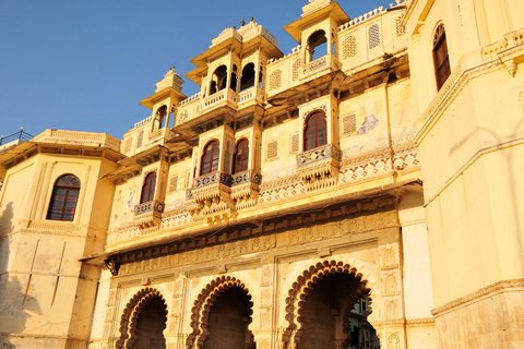 Udaipur: Tour privato di 2 giorni con Kumbhalgarh e Ranakpur