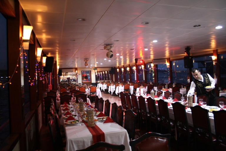 Estambul: crucero de fiesta de Año Nuevo con buffet y bebidas